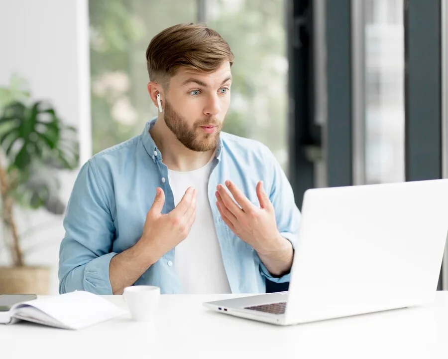 homem-com-chamada-de-video-airpods-no-laptop_23-2148560456