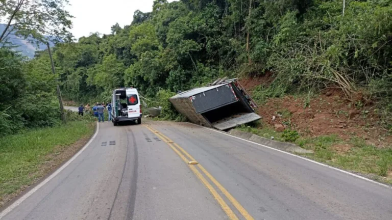 Caminhão tomba na Estrada Bento Gonçalves e bloqueia trânsito entre Cotiporã e Bento Gonçalves. Foto: Reprodução Portal  Redação Studio.