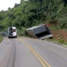 Caminhão tomba na Estrada Bento Gonçalves e bloqueia trânsito entre Cotiporã e Bento Gonçalves. Foto: Reprodução Portal  Redação Studio.