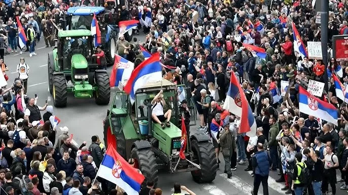 O país vem enfrentando, há vários meses, manifestações anticorrupção, após o desabamento da cobertura de uma estação de trem. (Foto: Reprodução/Youtube)