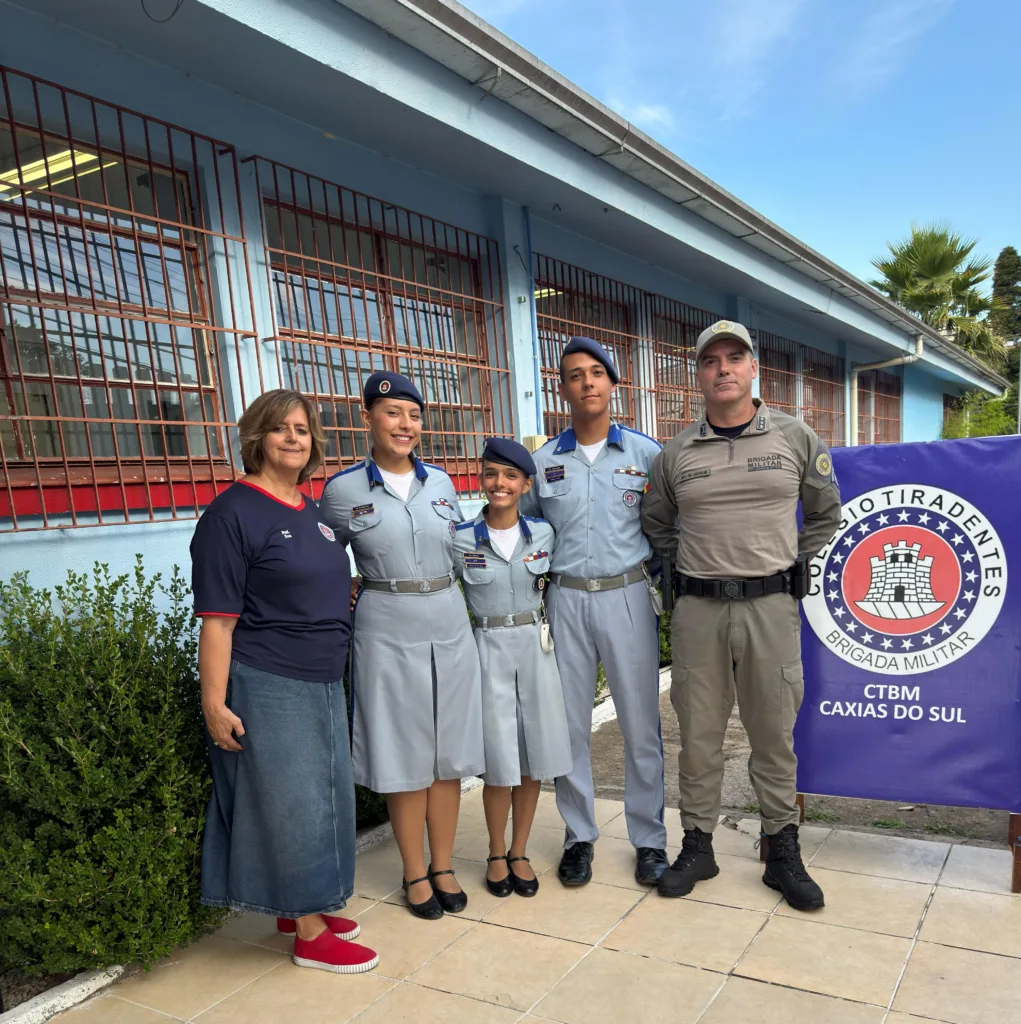 Na foto a Professora Eva com os alunos finalistas e o Diretor do Colégio Major Carvalho Na foto a Professora Eva com os alunos finalistas e o Diretor do Colégio Major Carvalho