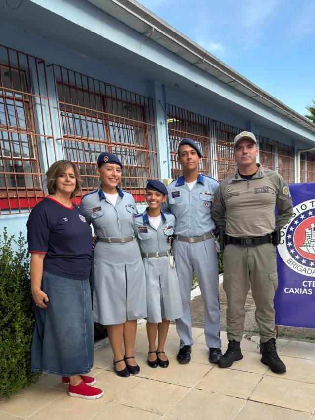 Na foto a Professora Eva com os alunos finalistas e o Diretor do Colégio Major Carvalho