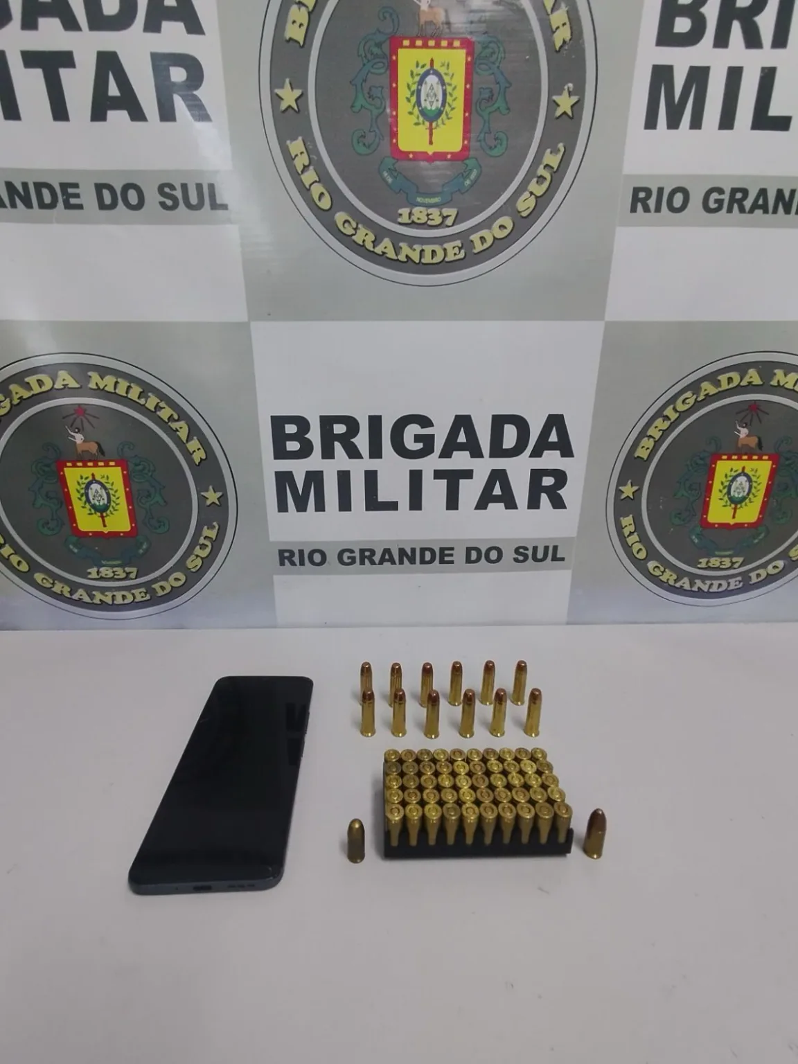 Suspeito de roubo de veículo é preso com 64 munições em Caxias do Sul. Foto: 12º BPM/Divulgação. Suspeito de roubo de veículo é preso com 64 munições em Caxias do Sul. Foto: 12º BPM/Divulgação.