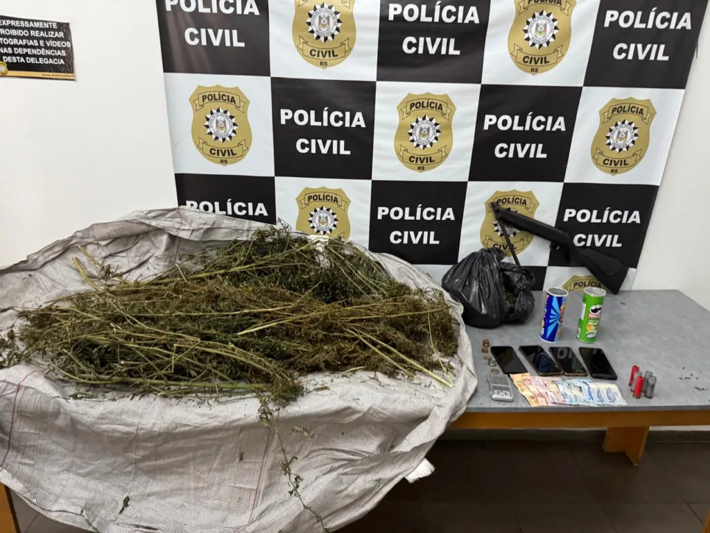 Dupla é presa por tráfico de drogas em Vacaria. Foto: Polícia Civil/Divulgação. Dupla é presa por tráfico de drogas em Vacaria. Foto: Polícia Civil/Divulgação.