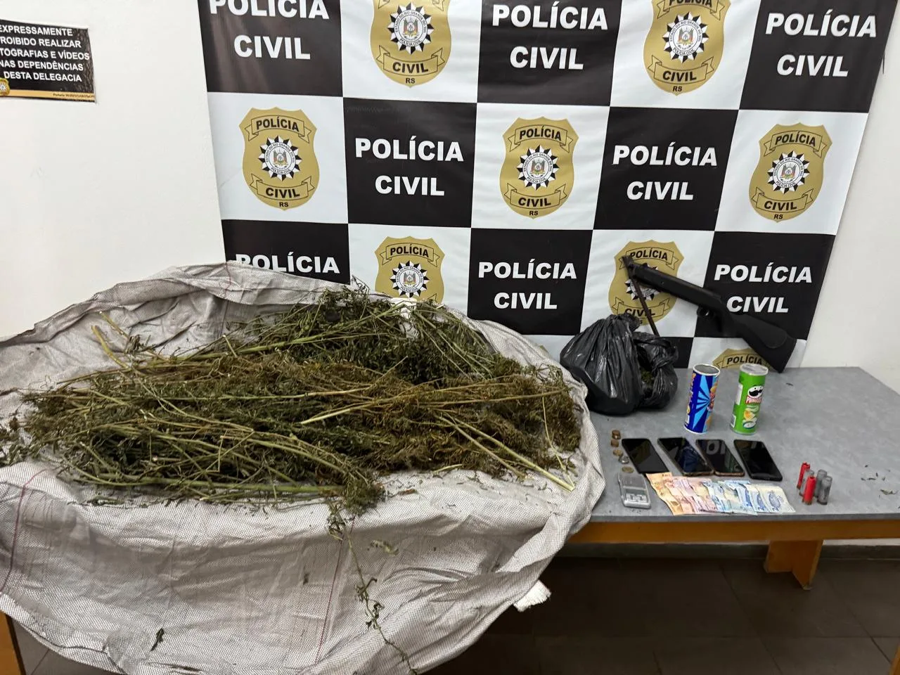 Dupla é presa por tráfico de drogas em Vacaria. Foto: Polícia Civil/Divulgação.