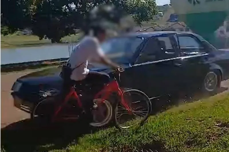 . O motorista perdeu o controle do carro, saiu da pista e invadiu o canteiro, colidindo com a mulher que é atingida na lateral. (Foto: Reprodução/Redes Sociais)