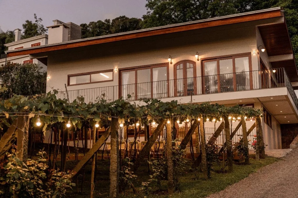 Com o Esterina Restaurante, a Cristofoli oferece um ambiente acolhedor e intimista, integrado a natureza do entorno por um vinhedo que muda de tons conforme a estação do ano. (Foto: Divulgação) Com o Esterina Restaurante, a Cristofoli oferece um ambiente acolhedor e intimista, integrado a natureza do entorno por um vinhedo que muda de tons conforme a estação do ano. (Foto: Divulgação)