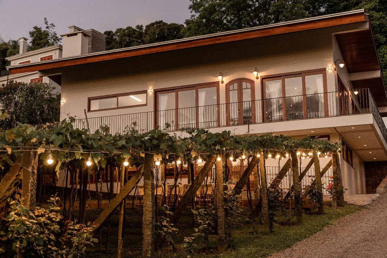 Com o Esterina Restaurante, a Cristofoli oferece um ambiente acolhedor e intimista, integrado a natureza do entorno por um vinhedo que muda de tons conforme a estação do ano. (Foto: Divulgação)