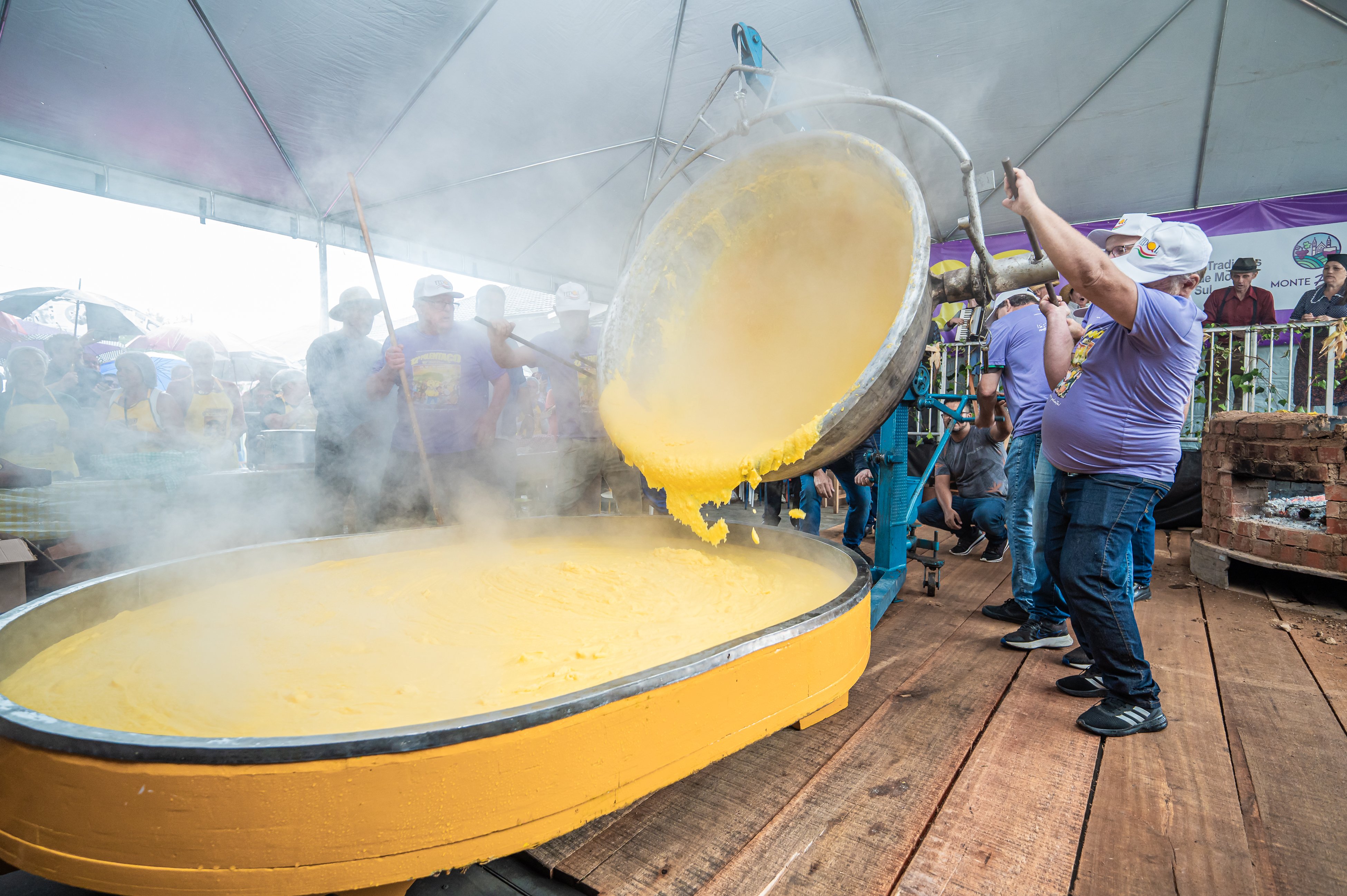 Tombo da polenta gigante, atração do Polentaço.