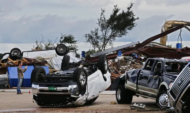 A polícia do Missouri relatou a queda de árvores e cabos elétricos, assim como danos a edifícios residenciais e comerciais. (Foto: Larry W. Smith/EPA/Lusa)