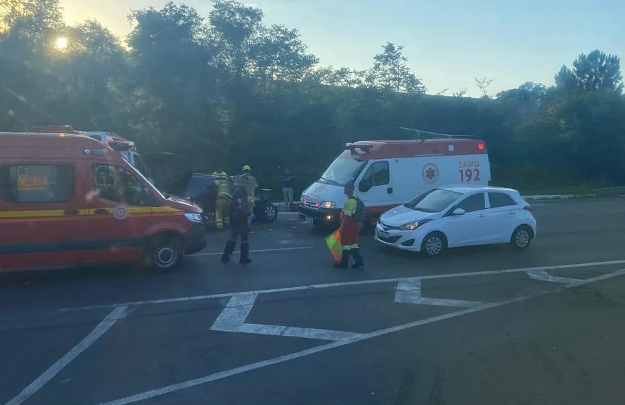 O condutor dirigia um Fiat Palio Weekend quando colidiu com um caminhão que foi cruzar a pista.