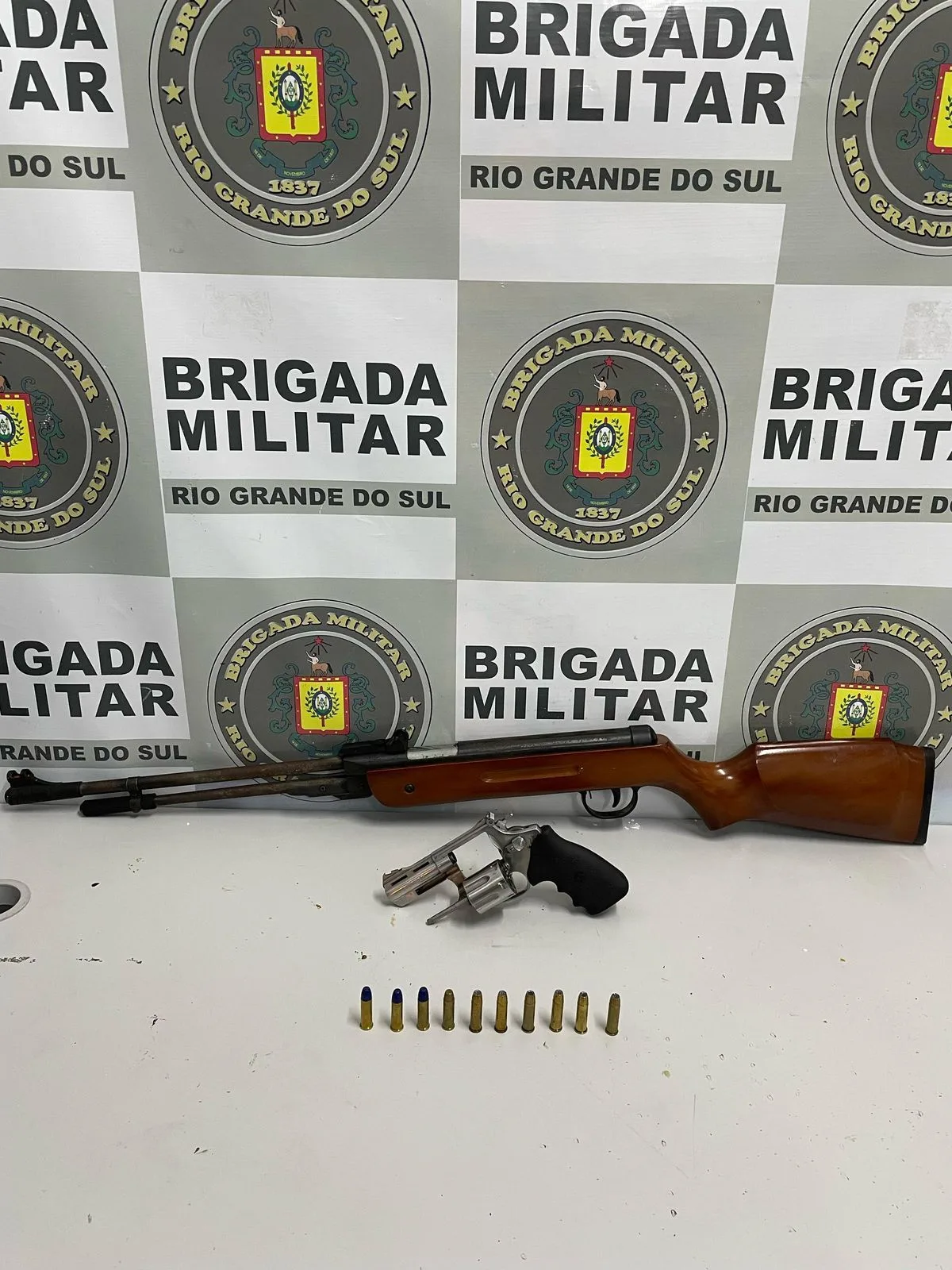 Homem é preso por posse ilegal de arma de fogo em Caxias do Sul. Foto: 12º BPM/Divulgação.