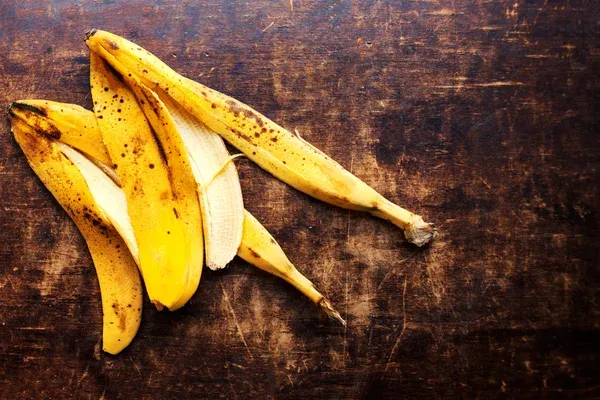 4 maneiras de reutilizar cascas de banana na limpeza da casa