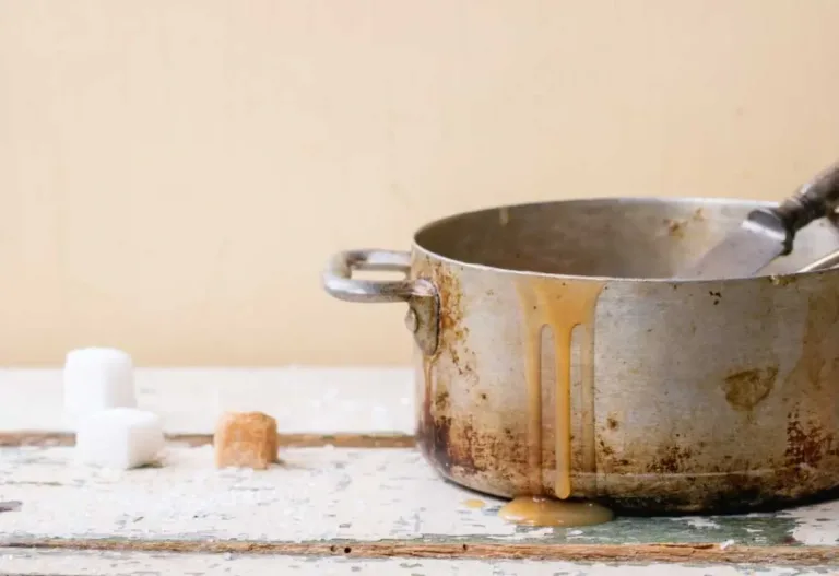 Como limpar panela queimada sem esforço e sem esfregar