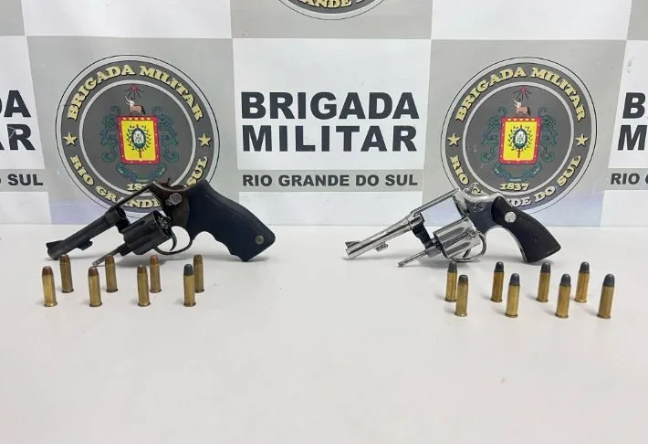 Na mochila, os policiais encontraram duas armas de fogo - Foto: Divulgação/BM