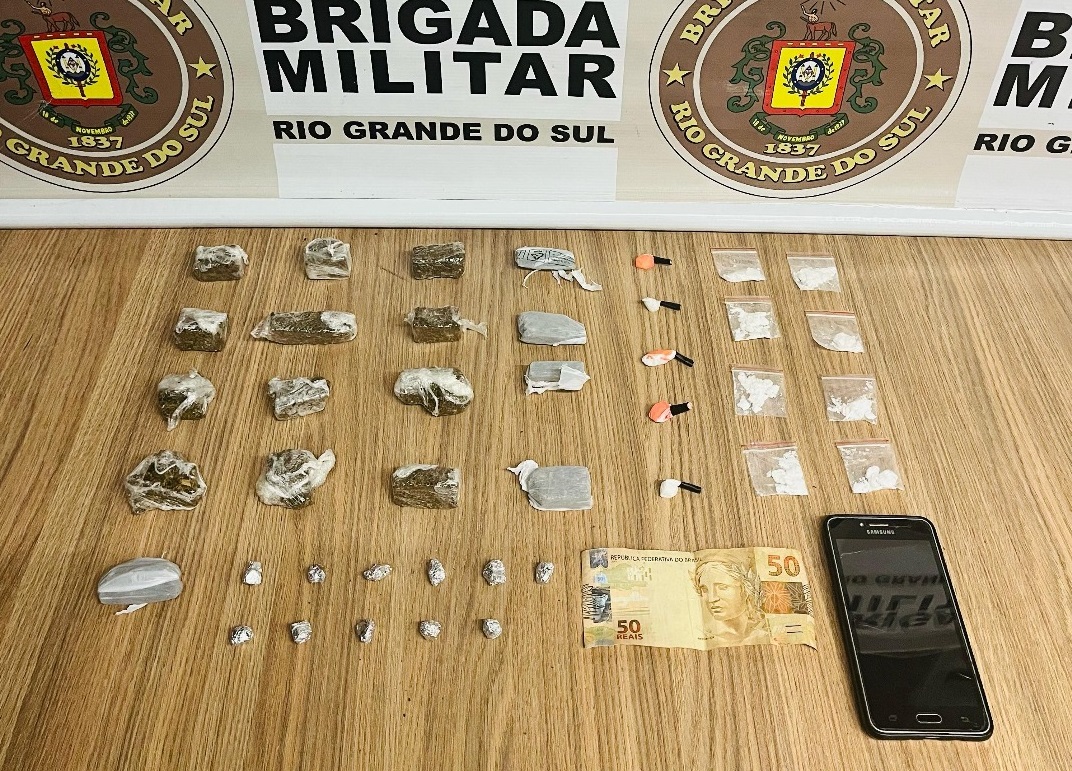 O suspeito foi flagrado com 13 porções de cocaína, 17 de maconha, 11 de crack, além de um celular e R$ 50 em dinheiro