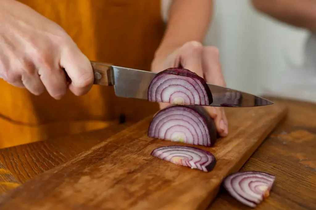 3 truques de chefs para cortar cebola sem chorar