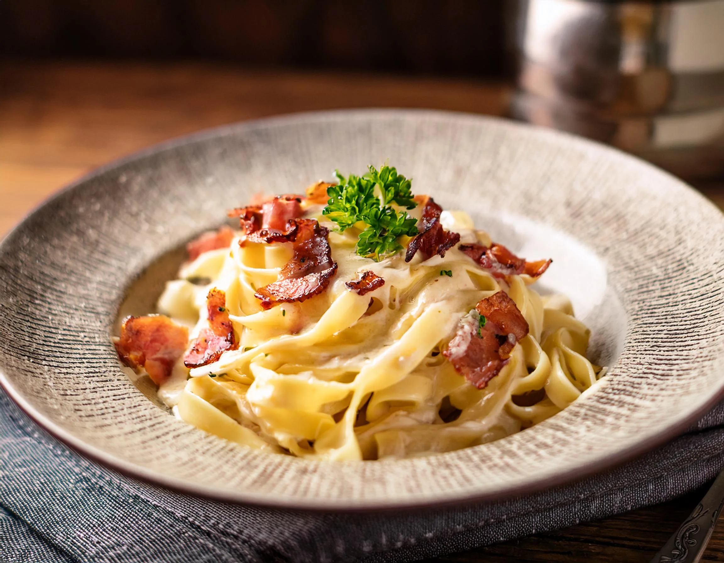 Fettuccine Alfredo com bacon crocante