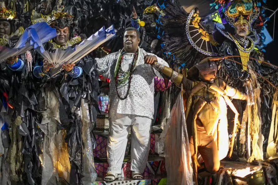 O enredo foi em homenagem a Laíla, diretor de carnaval que trabalhou na Beija-Flor durante mais de 30 anos e morreu em 2021, vítima de covid-19. (Foto: Guito Moreto/O Globo)