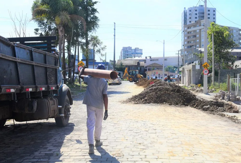 Trecho de obra na Avenida Barão de Santo Ângelo, bairro Jardelino Ramos - Foto: Laura Piola/Samae