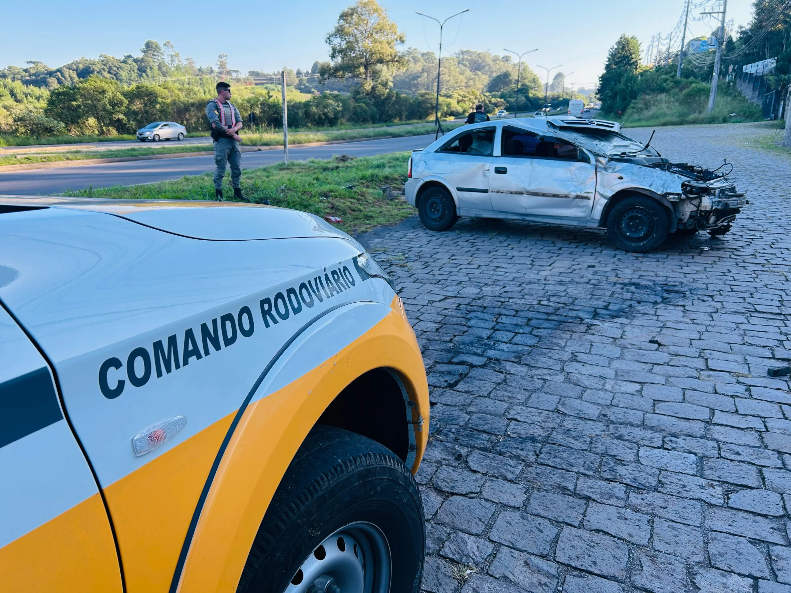 Com o impacto da batida, veículo ficou totalmente destruído - Fotos: Marcelo Oliveira/Grupo RSCOM