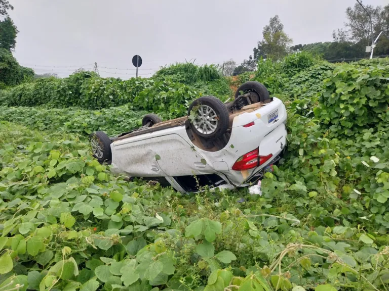 Motorista perde controle e capota veículo na ERS-122, em Farroupilha