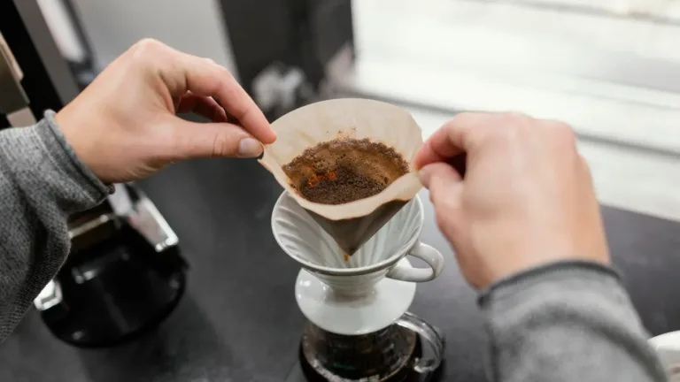 4 maneiras de reaproveitar a borra de café na limpeza doméstica