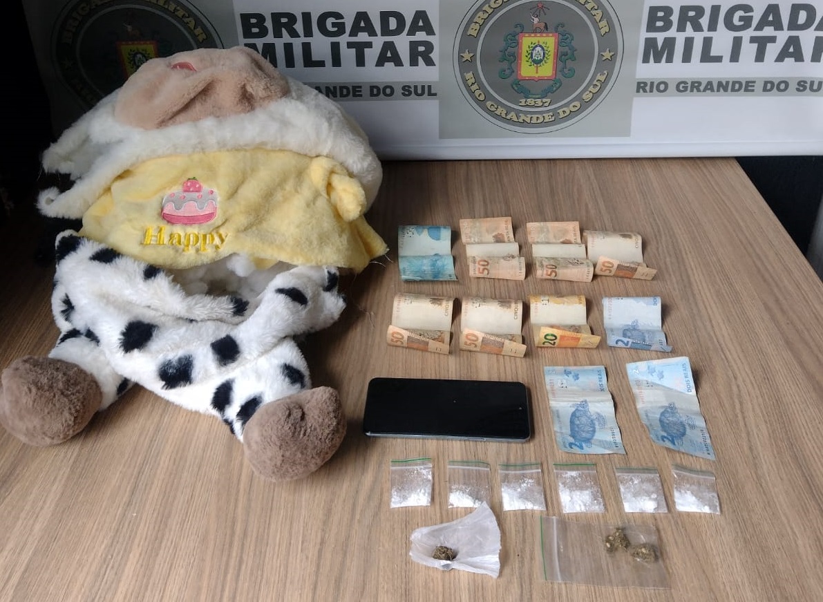 Um homem de 28 anos foi preso por tráfico de entorpecentes na tarde deste sábado (19), em Bento Gonçalves.