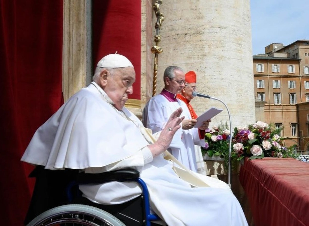 Milhares de fiéis lotaram a Praça de São Pedro, no Vaticano, neste Domingo de Páscoa, para ver o Papa Francisco.