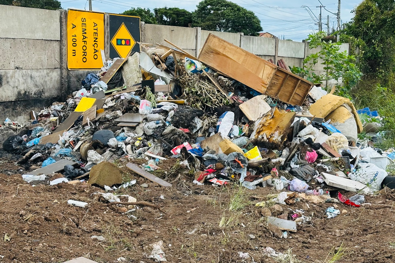 Prefeitura alerta sobre descarte irregular de lixo no Aeroporto Hugo Cantergiani. Foto Cleberson Babetzki.