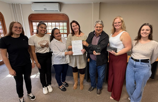 Na foto, as alunas Anna Hanel, Caroline Pereira, Camile de Moraes e Millena Marília Souza com a secretária Simone Tomazelli, o prefeito Nestor Tissot e a vereadora Professora Denise. Imagem Reprodução Prefeitura de Gramado.