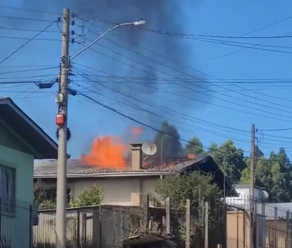 Incêndio atinge residência de alvenaria em Caxias do Sul. Imagem: Reprodução Redes Sociais.