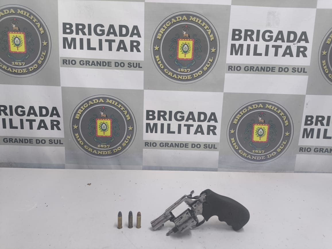 Brigada Militar prende mulher por porte ilegal de arma de arma de fogo, em Caxias do Sul. Foto 12º BPM/Divulgação.