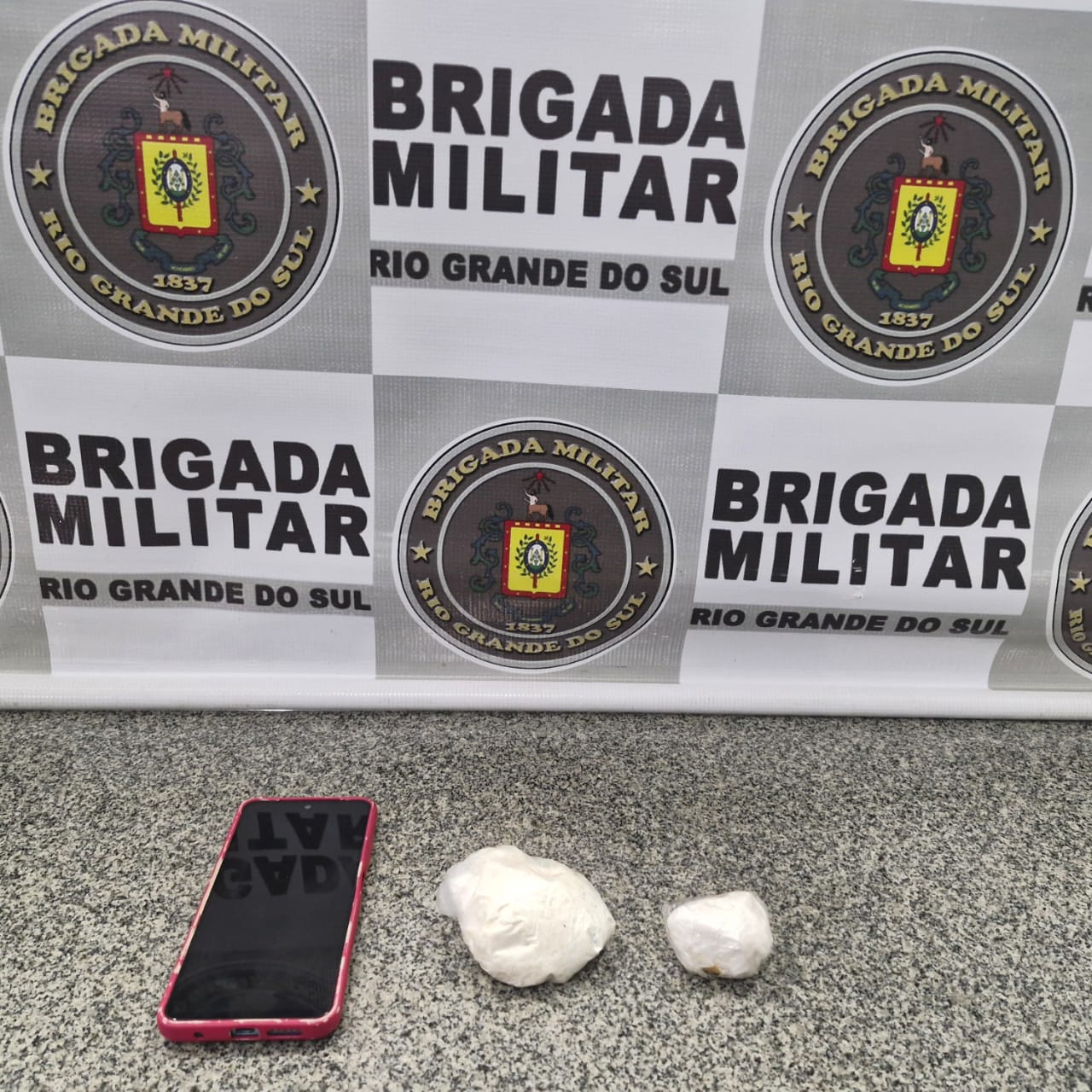BM prende um homem e uma mulher por tráfico de entorpecentes em Lagoa Vermelha. Divulgação Comunicação Social do 3º BPChq/10ºBPM.