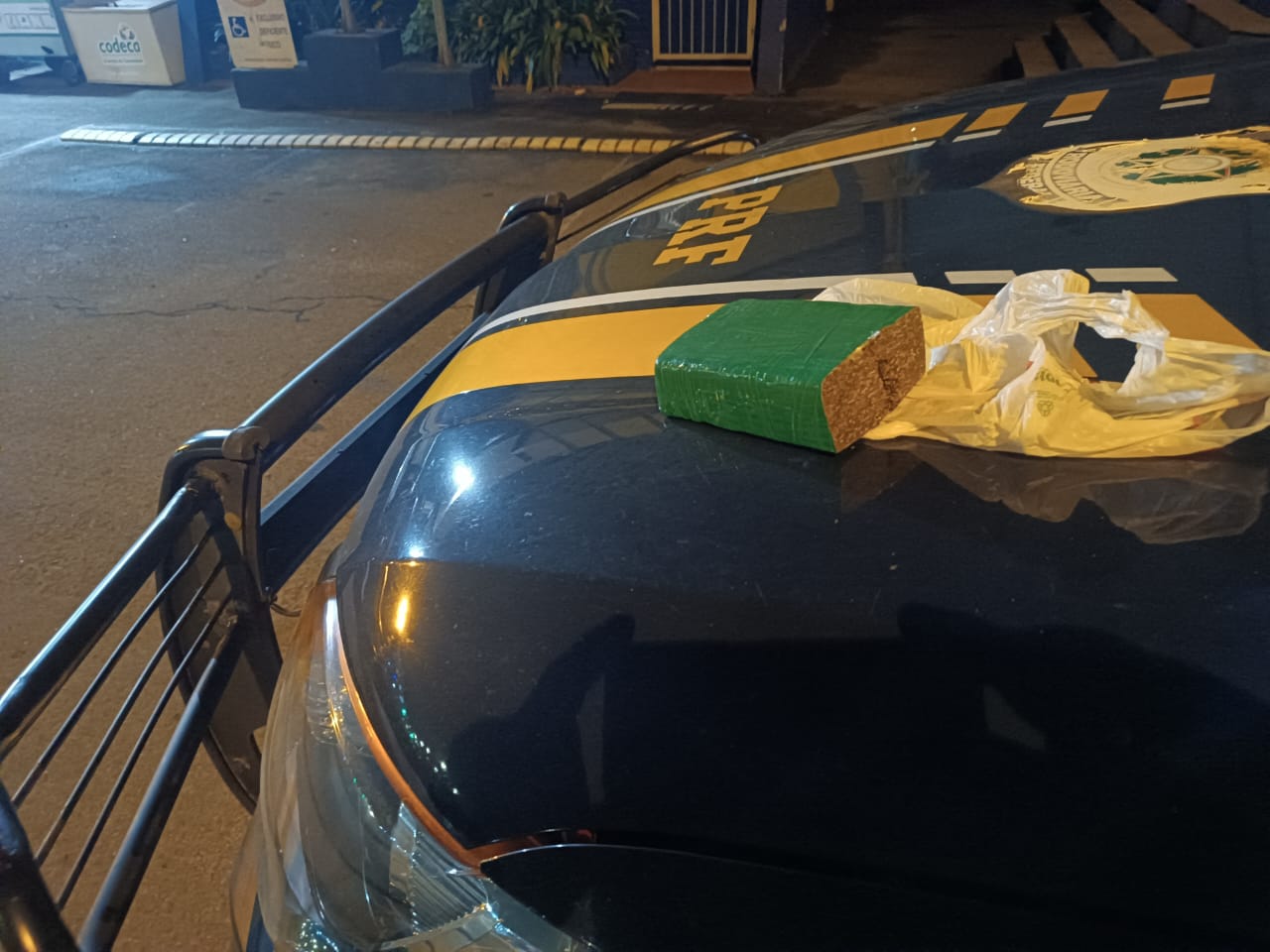 PRF prende homem por tráfico de drogas após tentar fugir de motocicleta em Caxias do Sul. Foto: PRF/Divulgação.