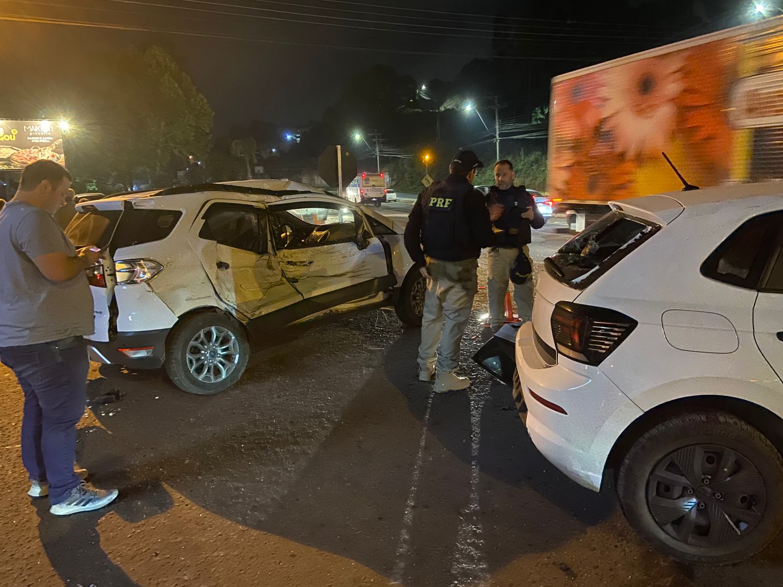Caminhão perde força em subida e atinge dois veículos em Caxias do Sul. Foto: Yago De Boni/RSCOM.