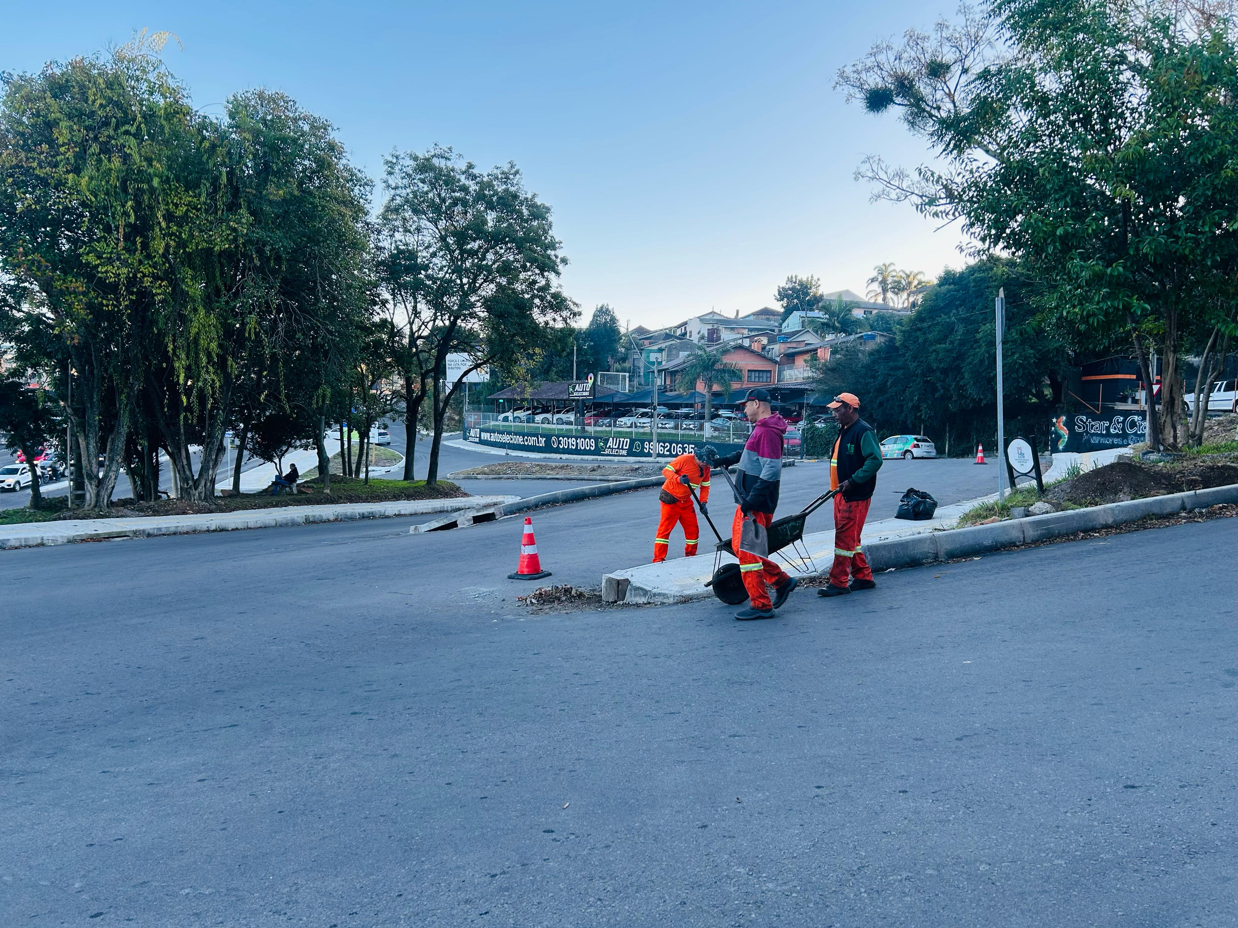 Funcionários trabalham na obra de acesso ao bairro Planalto