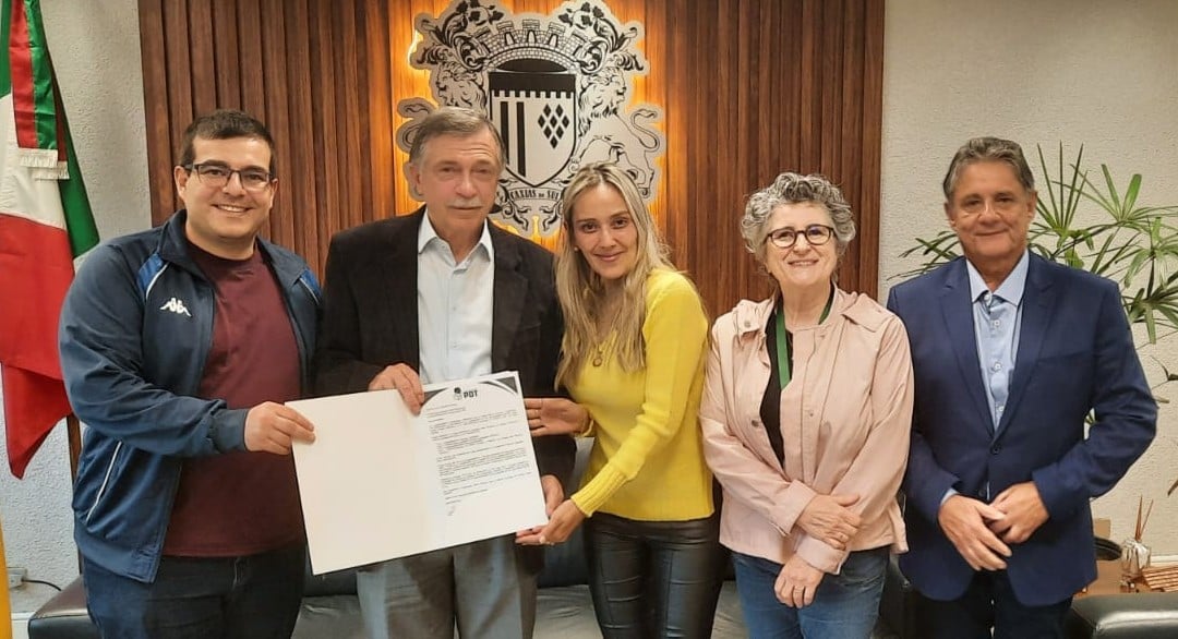 Reunião entre a bancada trabalhista na Câmara, o prefeito Adiló e o chefe da Casa Civil, Roneide Dornelles, ocorreu no final da tarde desta terça-feira (15). Foto: Divulgação.A