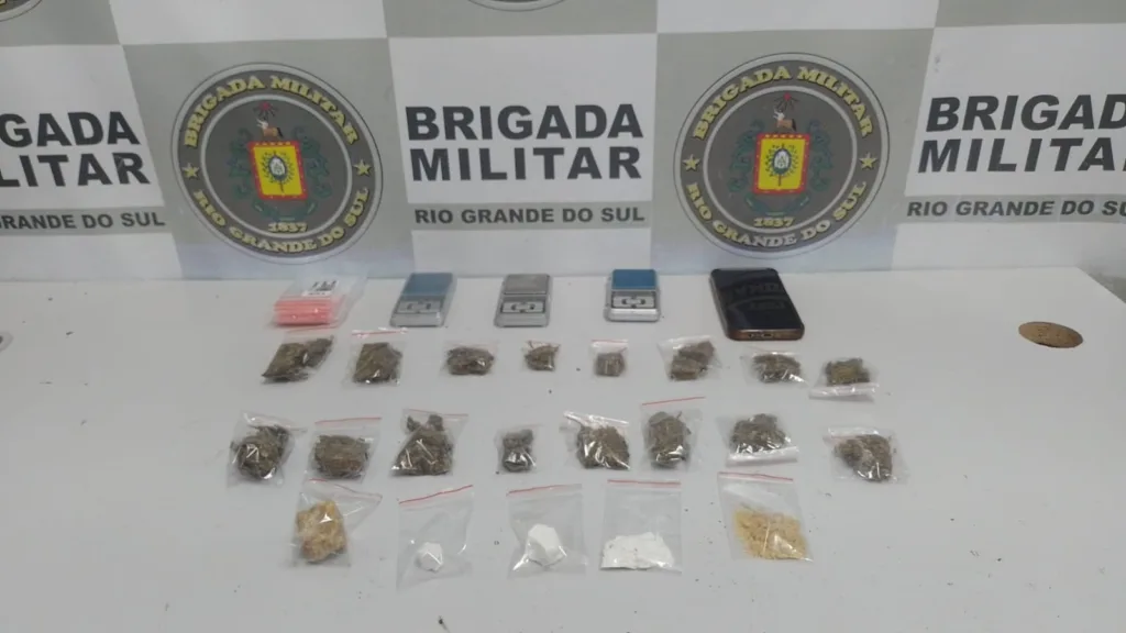 Jovem é presa por tráfico de drogas no bairro Jardim Eldorado, em Caxias do Sul Jovem é presa por tráfico de drogas no bairro Jardim Eldorado, em Caxias do Sul