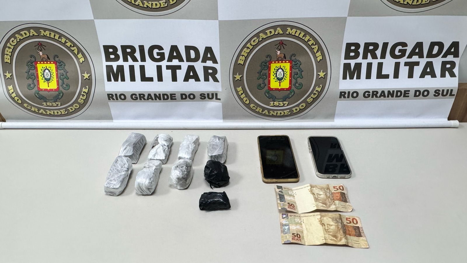 Com os suspeitos, os policiais apreenderam 377,5g de maconha já fracionadas e prontas para venda, dois aparelhos celulares e R$ 100 em dinheiro.