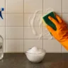 Vinagre com bicarbonato combinação poderosa para limpar azulejos engordurados