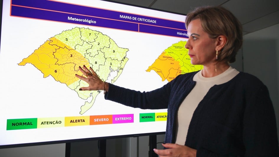 A meteorologista Cátia Valente explica que a condição é de Alerta para as cidades em Laranja no mapa meteorológico. Foto: Luís André/Secom.