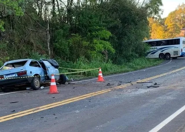 Colisão entre carro e ônibus no Norte do RS deixa quatro mortos no Dia das Mães