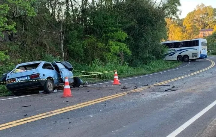 Colisão entre carro e ônibus no Norte do RS deixa quatro mortos no Dia das Mães Colisão entre carro e ônibus no Norte do RS deixa quatro mortos no Dia das Mães