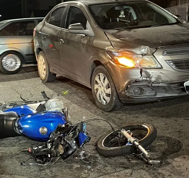 Acidente envolveu um veículo Chevrolet Prisma e uma motocicleta Yamaha Ybr