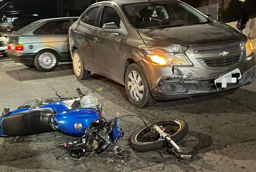 Acidente envolveu um veículo Chevrolet Prisma e uma motocicleta Yamaha Ybr Acidente envolveu um veículo Chevrolet Prisma e uma motocicleta Yamaha Ybr