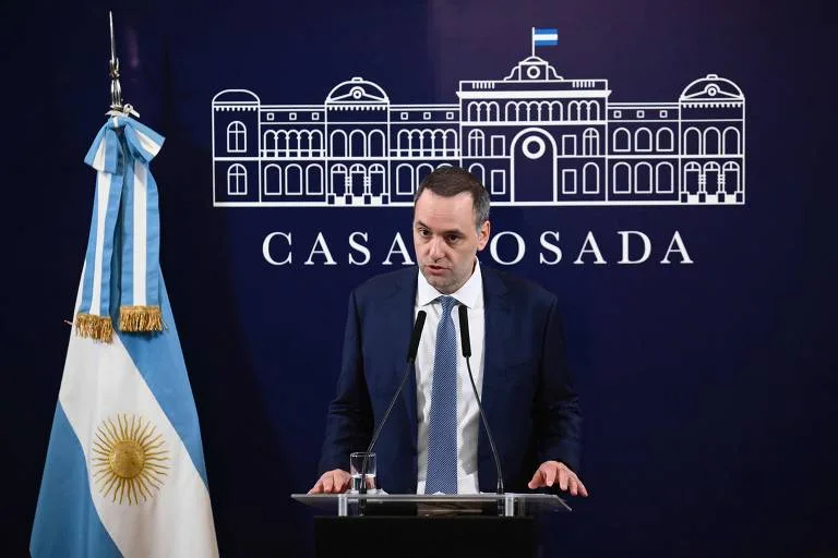 Segundo o porta-voz presidencial, Manuel Adorni, o corte de impostos ocorrerá em duas etapas. (Foto: Reprodução)