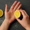 Truque com limão e sal para tirar cheiro de alho das mãos