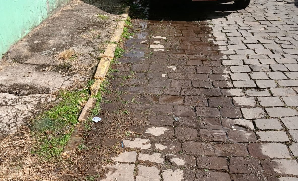 Moradores reclamam de vazamento de água há mais de 15 dias.