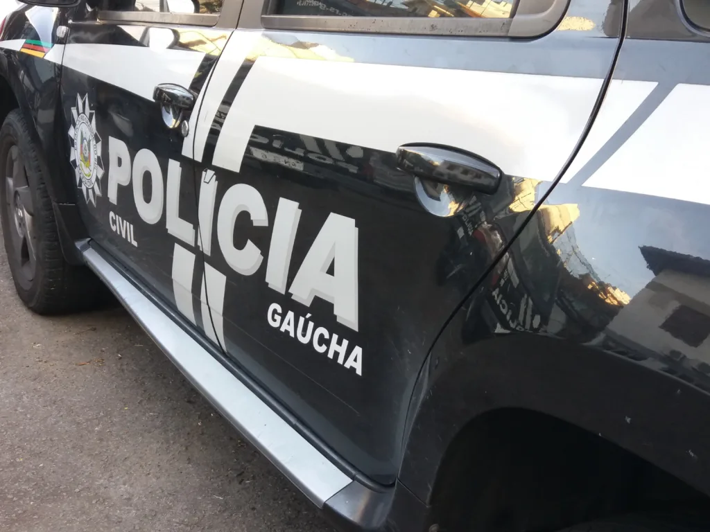 Homem com tornozeleira eletrônica é preso por tráfico e posse de arma em Veranópolis
